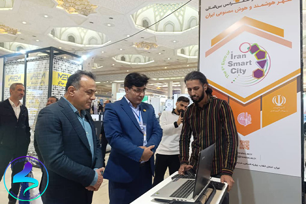 بازدید رئیس پارک از نمایشگاه شهر هوشمند